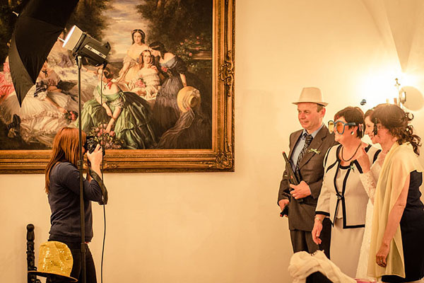 Asistentka ve fotokoutku Fotokoutek na svatbě